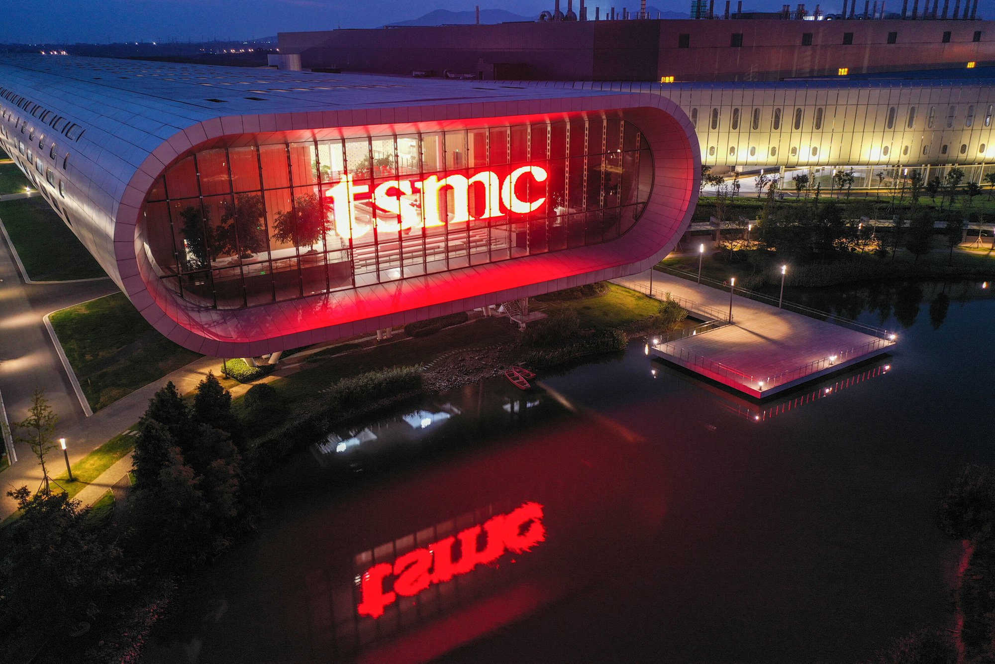 Giám đốc điều hành Wei cho biết TSMC đang xem xét xây dựng một nhà máy thứ hai ở Nhật Bản và ở châu Âu, họ cũng đang đánh giá khả năng xây dựng một nhà máy đặc biệt tập trung vào ngành công nghiệp ô tô mà không cung cấp thêm thông tin chi tiết. Ảnh: @AFP.