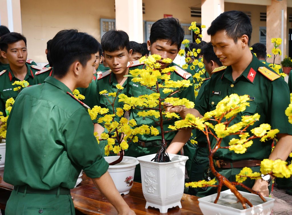 Hội thi &quot;Mai vàng đón tết&quot; của các chàng bộ đội An Giang, cùng ngắm tác phẩm &quot;Thác đổ trên cây mai vàng&quot; - Ảnh 12.