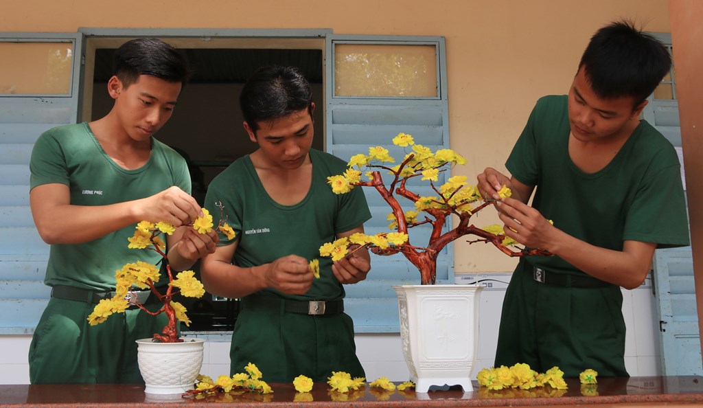 Hội thi &quot;Mai vàng đón tết&quot; của các chàng bộ đội An Giang, cùng ngắm tác phẩm &quot;Thác đổ trên cây mai vàng&quot; - Ảnh 2.