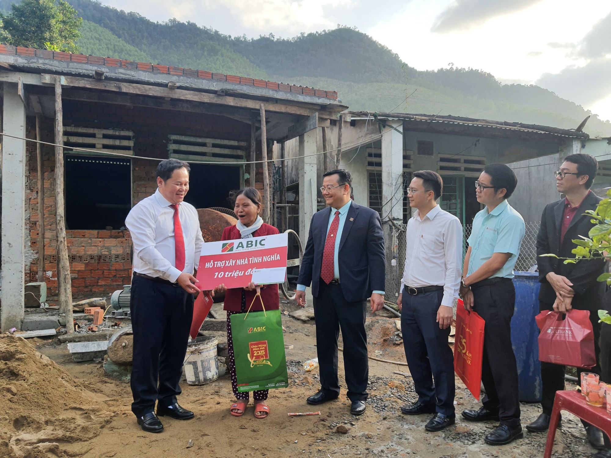 Đà Nẵng: Bảo hiểm Agribank tài trợ trang thiết bị dạy học cho 2 trường bị thiệt hại do mưa lũ  - Ảnh 5.