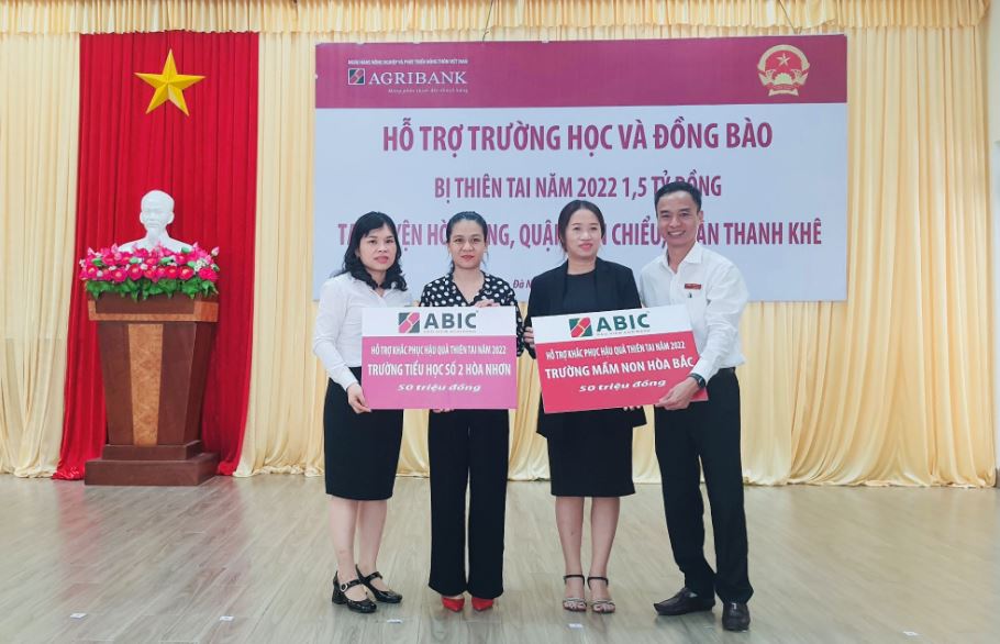 Đà Nẵng: Bảo hiểm Agribank tài trợ trang thiết bị dạy học cho 2 trường bị thiệt hại do mưa lũ  - Ảnh 1.