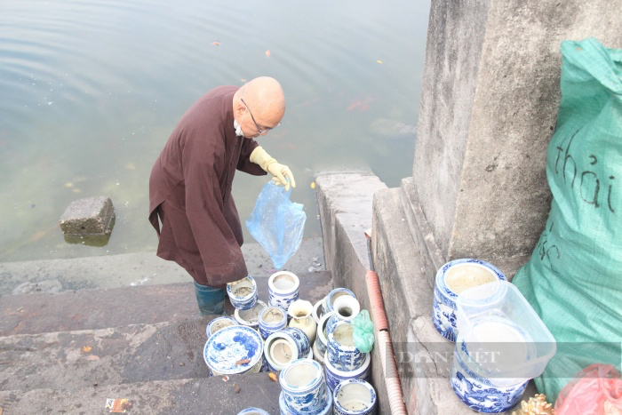 Người Hà Nội thả cá chép &quot;khủng&quot; tiễn ông Công, ông Táo về trời - Ảnh 5.