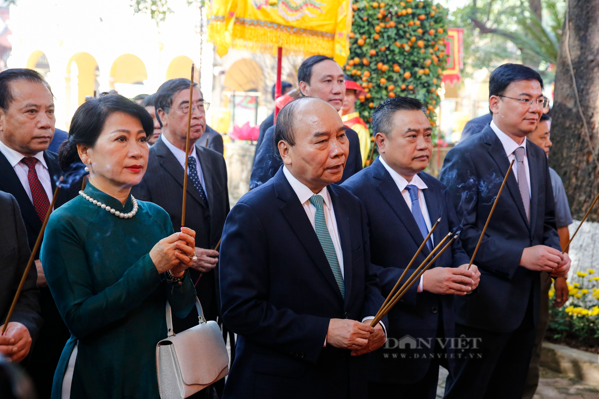 Chủ tịch nước Nguyễn Xuân Phúc cùng kiều bào dâng hương, thả cá chép tiễn ông Công, ông Táo  - Ảnh 3.