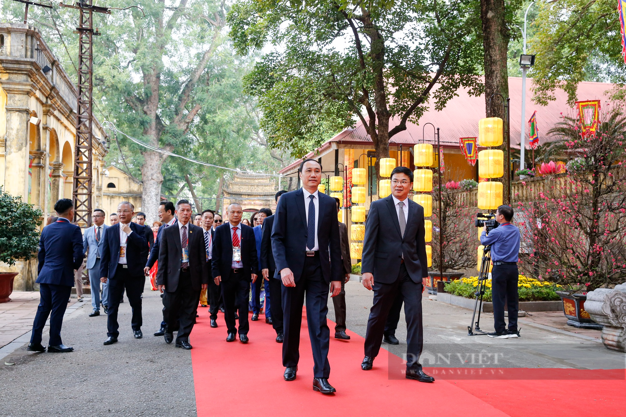 Chủ tịch nước Nguyễn Xuân Phúc cùng kiều bào dâng hương, thả cá chép tiễn ông Công, ông Táo  - Ảnh 4.