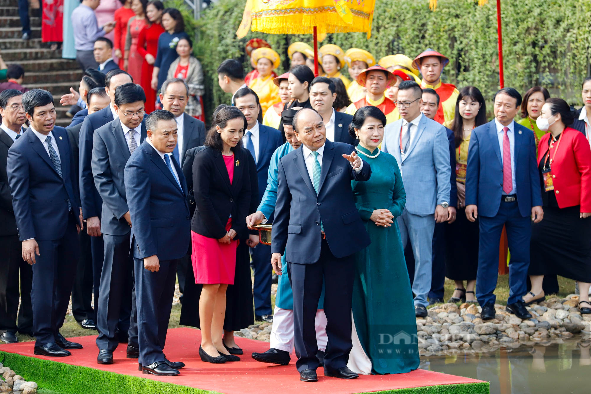 Chủ tịch nước Nguyễn Xuân Phúc cùng kiều bào dâng hương, thả cá chép tiễn ông Công, ông Táo  - Ảnh 5.