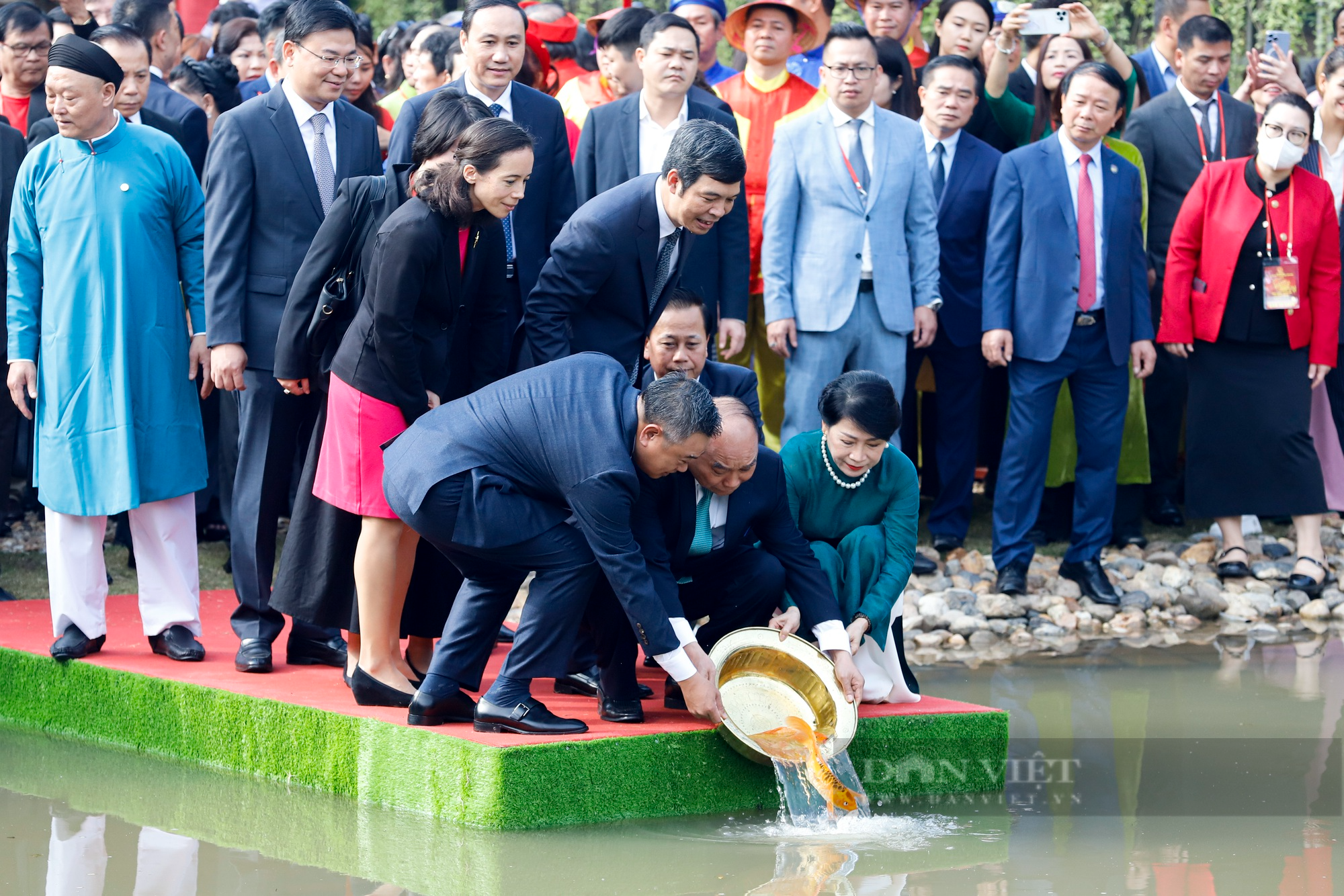 Chủ tịch nước Nguyễn Xuân Phúc cùng kiều bào dâng hương, thả cá chép tiễn ông Công, ông Táo  - Ảnh 6.