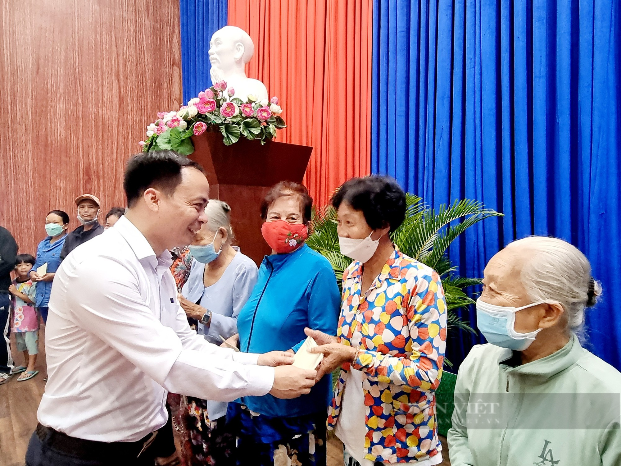 Trao quà Tết của Chủ tịch BCH TƯ Hội Nông dân Việt Nam cho bà con nhân dân tại TP Long Xuyên, An Giang - Ảnh 1.