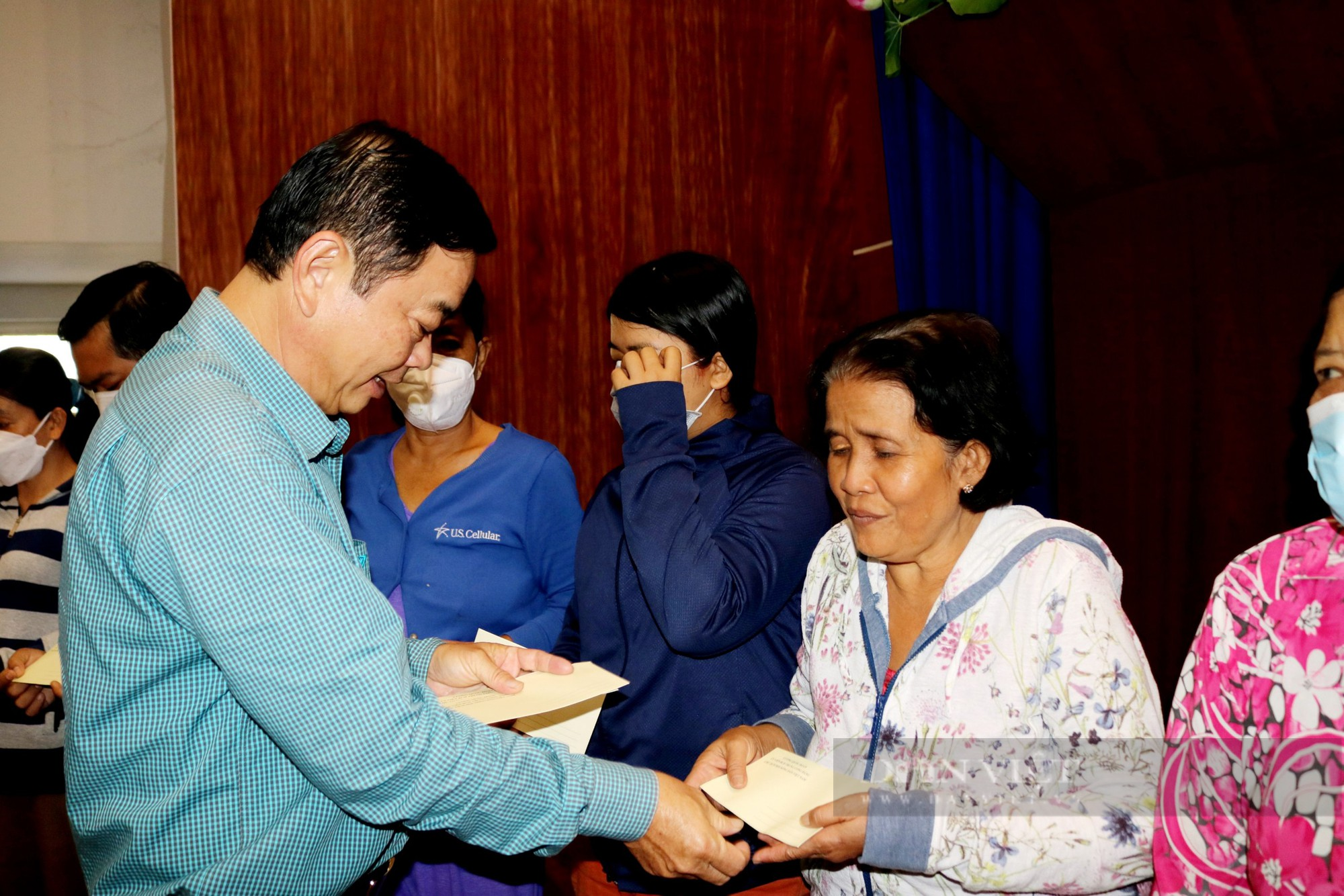 Trao quà Tết của Chủ tịch BCH TƯ Hội Nông dân Việt Nam cho bà con nhân dân tại TP Long Xuyên, An Giang - Ảnh 2.