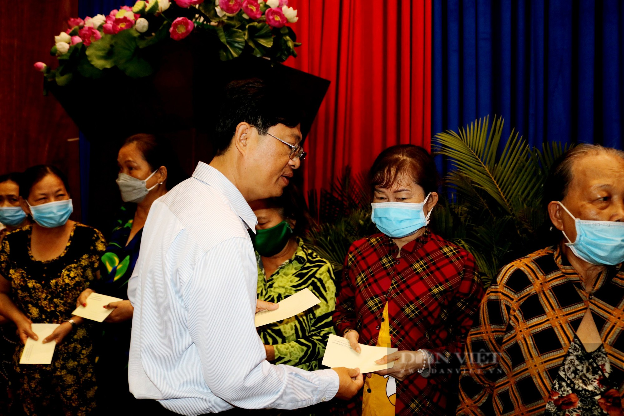 Trao quà Tết của Chủ tịch BCH TƯ Hội Nông dân Việt Nam cho bà con nhân dân tại TP Long Xuyên, An Giang - Ảnh 3.