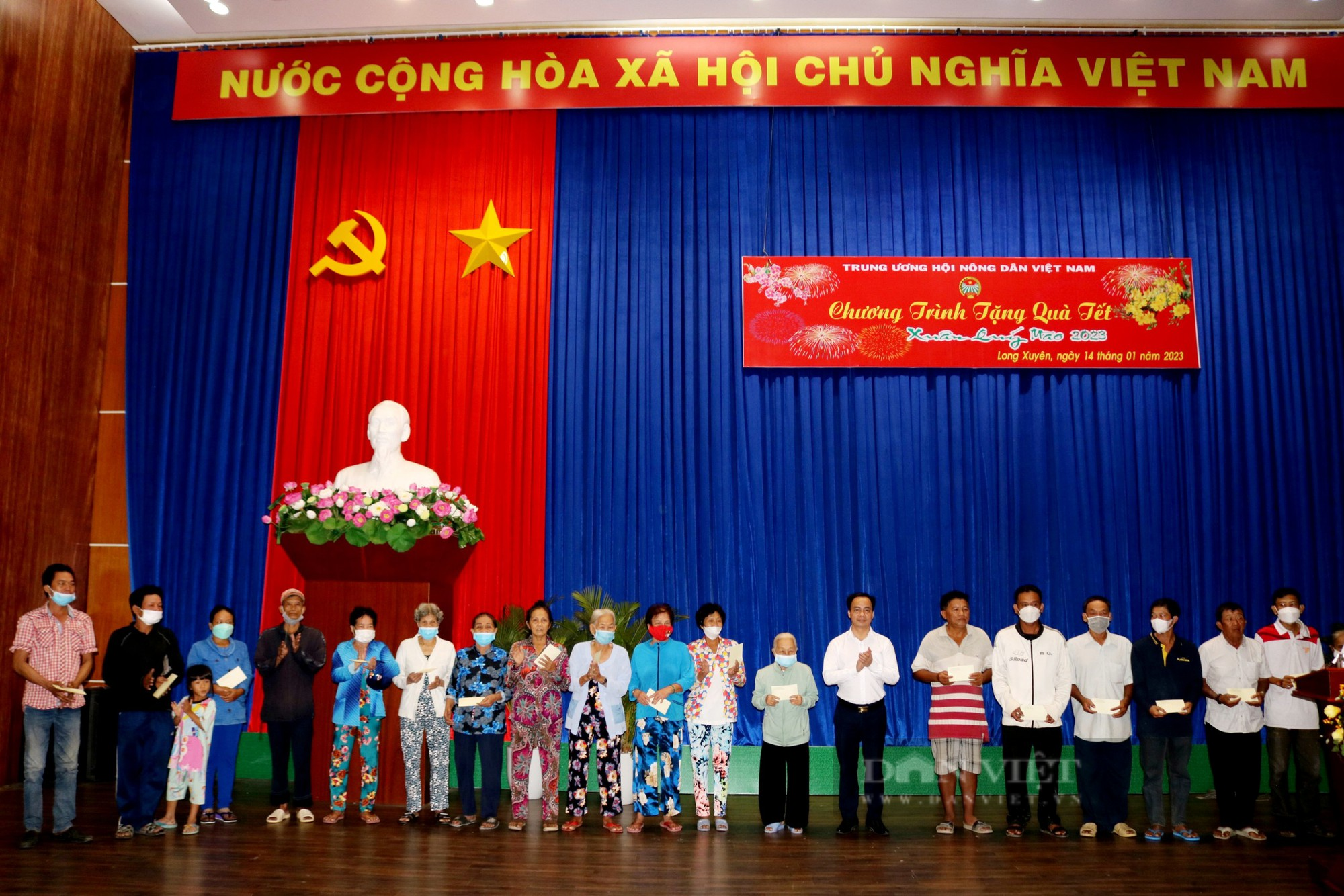 Trao quà Tết của Chủ tịch BCH TƯ Hội Nông dân Việt Nam cho bà con nhân dân tại TP Long Xuyên, An Giang - Ảnh 4.
