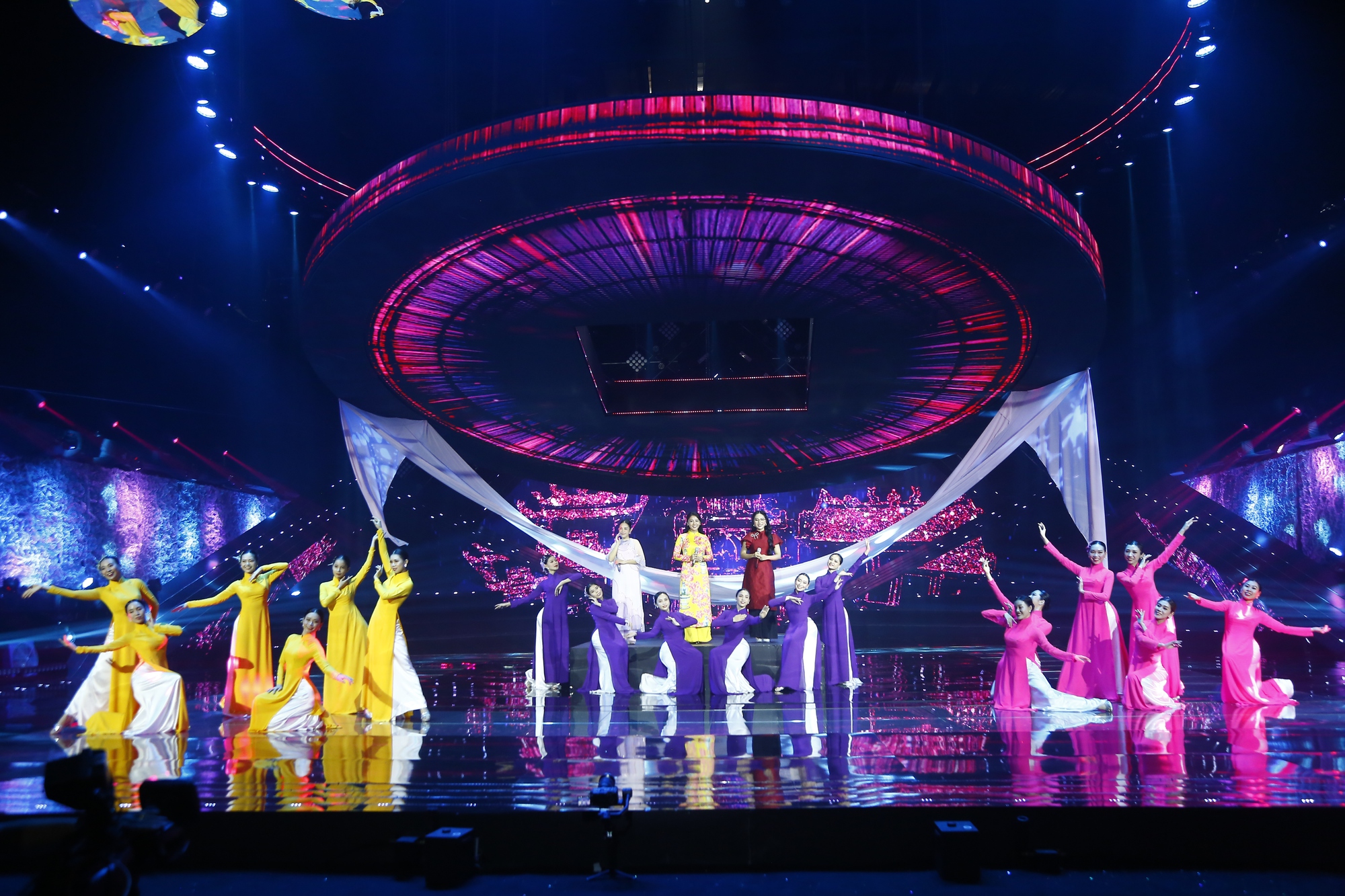 Mỹ Tâm, Tùng Dương, Đen Vâu khác lạ trong đại nhạc hội lần đầu xuất hiện trên VTV dịp Tết - Ảnh 1.
