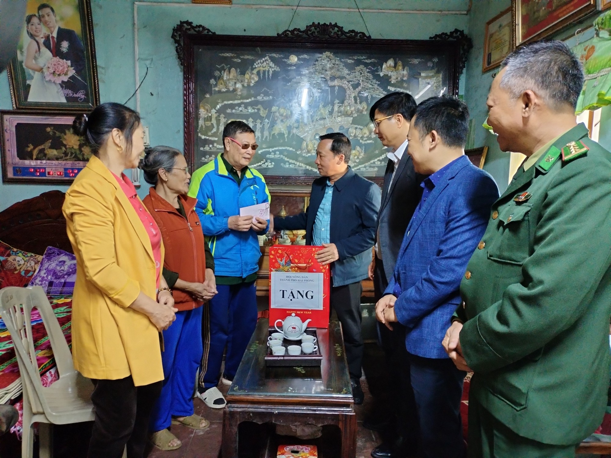 Hội Nông dân TP.Hải Phòng: Tổ chức thăm, tặng quà các hộ gia đình khó khăn và bộ đội Biên phòng Đoàn Xá - Ảnh 1.