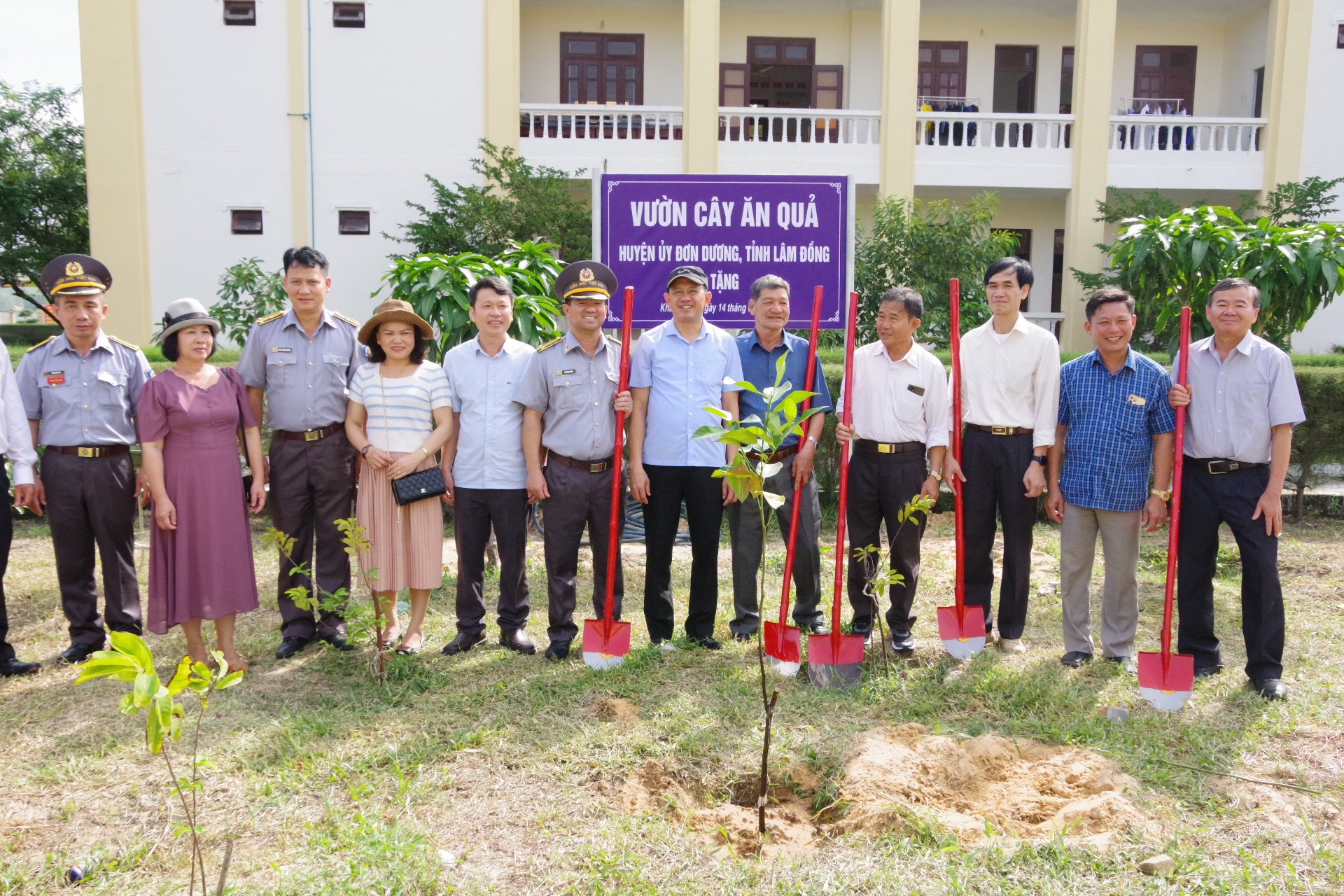 Đoàn Đại biểu tỉnh Lâm Đồng tặng 700 cây xanh và cây ăn quả - Ảnh 1.