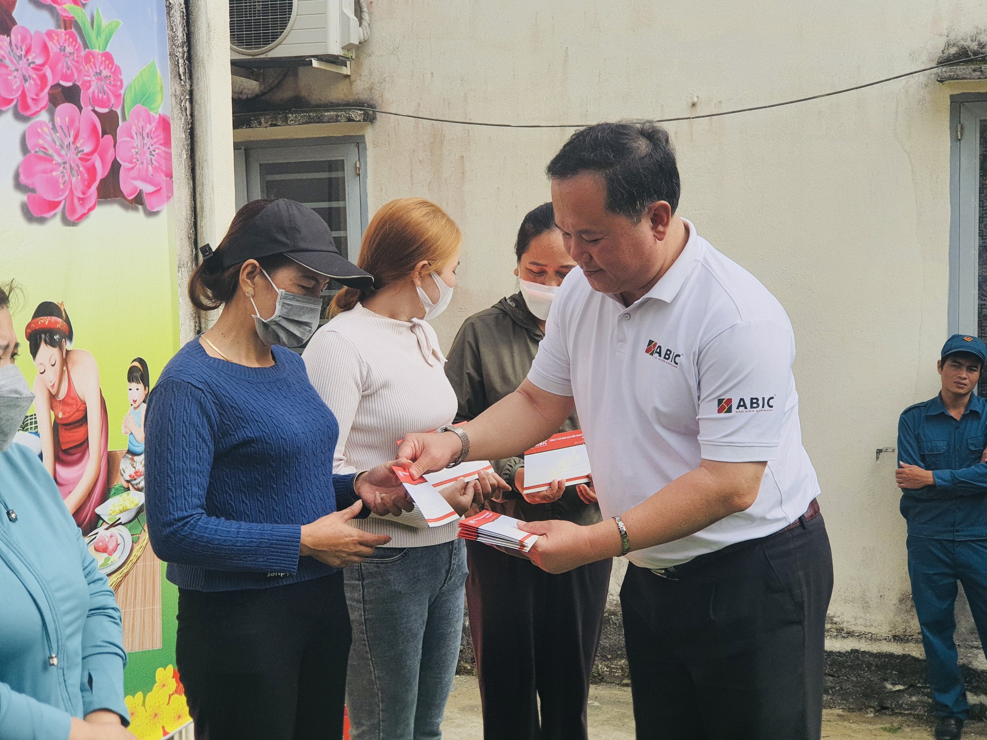 Đà Nẵng: Bảo hiểm Agribank tài trợ trang thiết bị dạy học cho 2 trường bị thiệt hại do mưa lũ  - Ảnh 3.