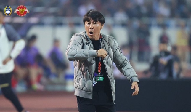 HLV Shin Tae-yong lại mang sân Mỹ Đình ra đổ lỗi về trận thua ĐT Việt Nam - Ảnh 1.
