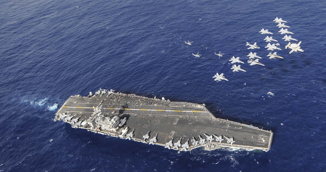 Siêu tàu sân bay Nimitz Mỹ tiến vào Biển Đông - Ảnh 3.