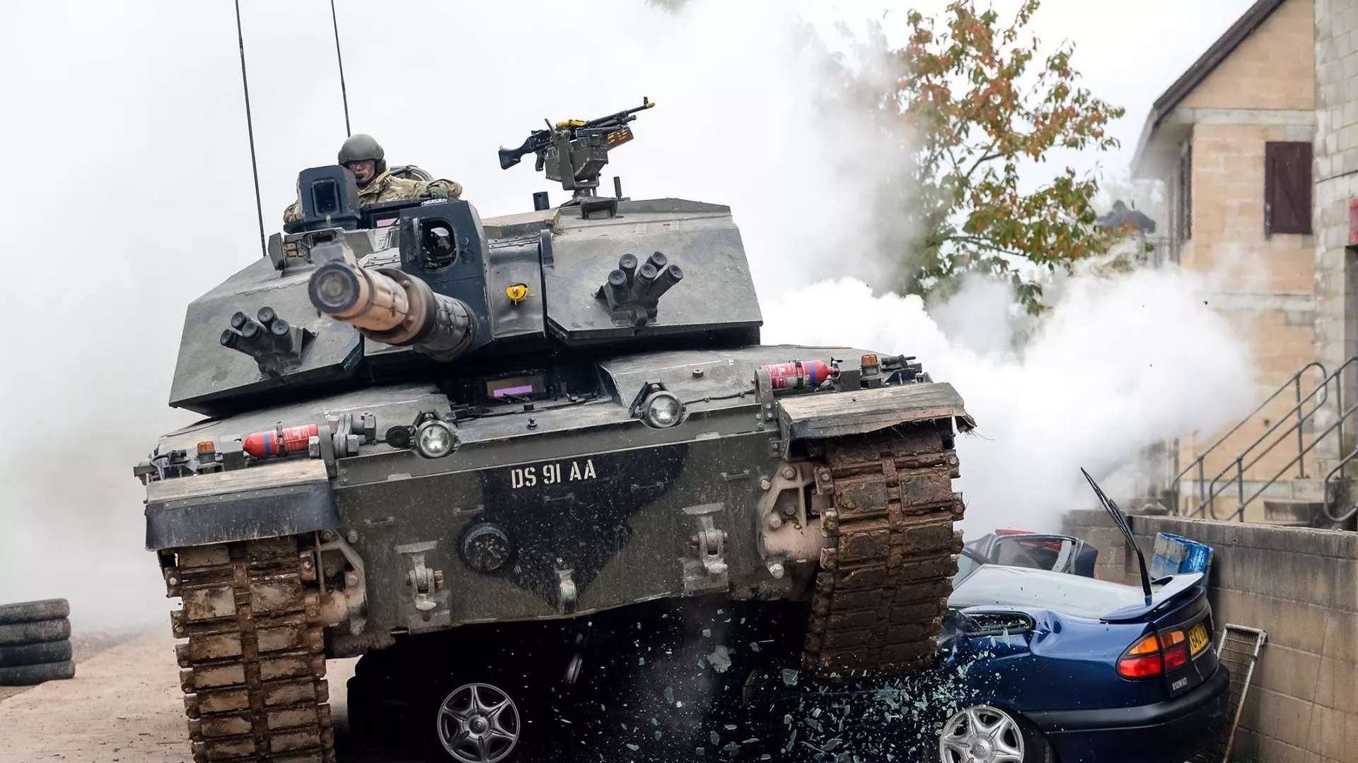 Chính trị gia Anh tuyên bố London sai lầm khi gửi xe tăng cho Ukraine - Ảnh 1.