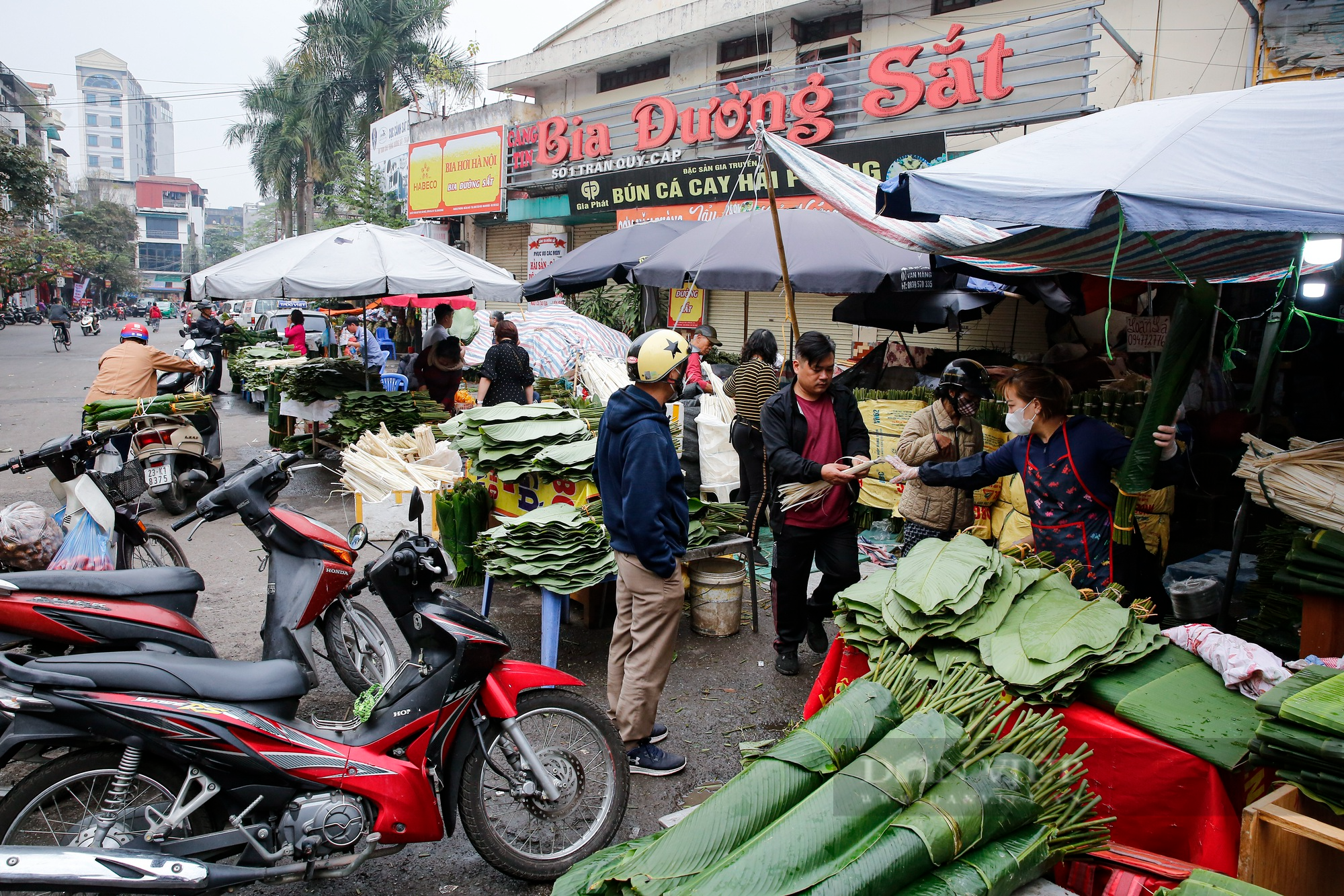 Chợ lá dong gói bánh chưng lâu đời nhất Hà Nội nhộn nhịp trước Tết  - Ảnh 1.