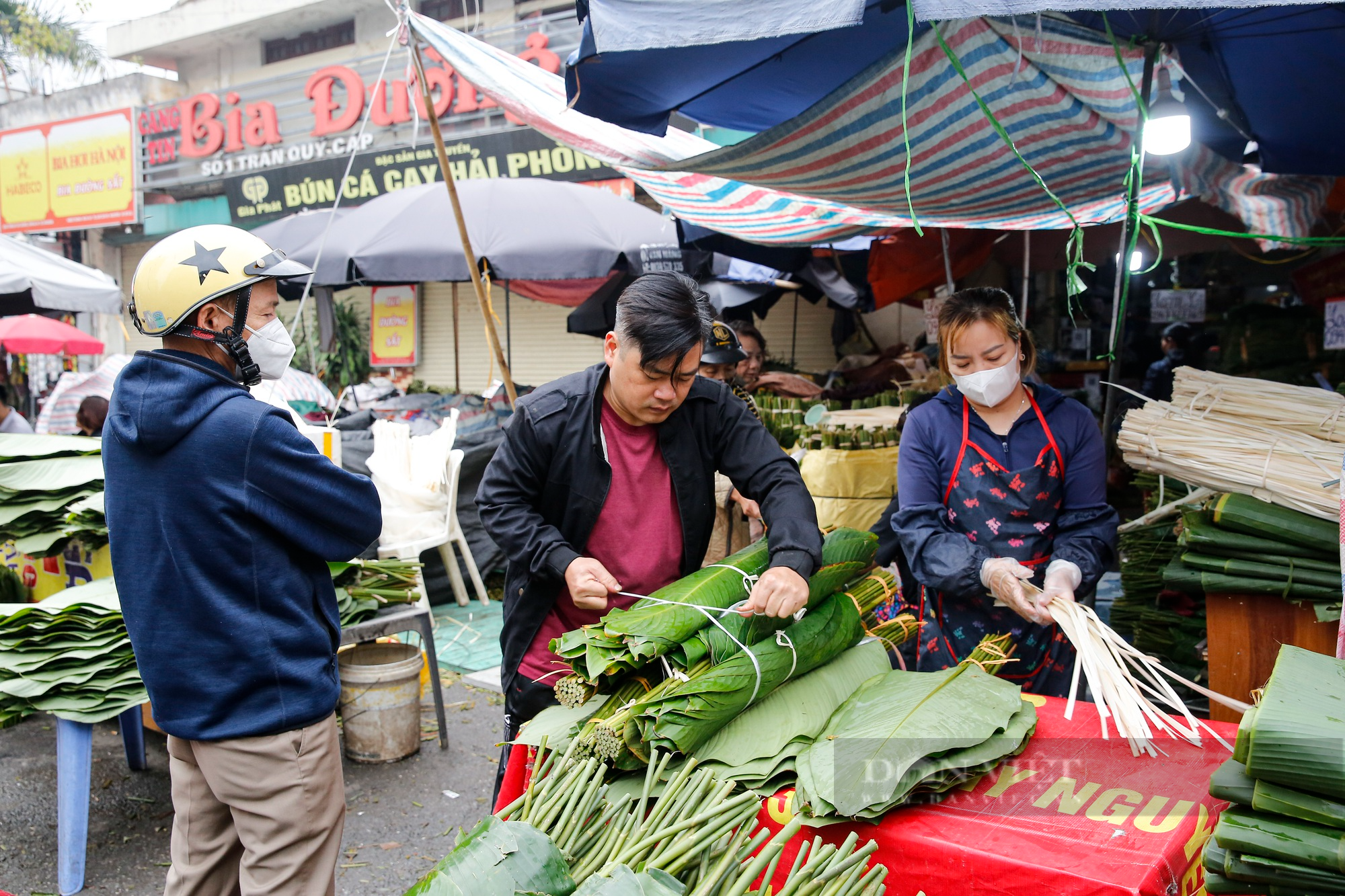 Chợ lá dong gói bánh chưng lâu đời nhất Hà Nội nhộn nhịp trước Tết  - Ảnh 2.