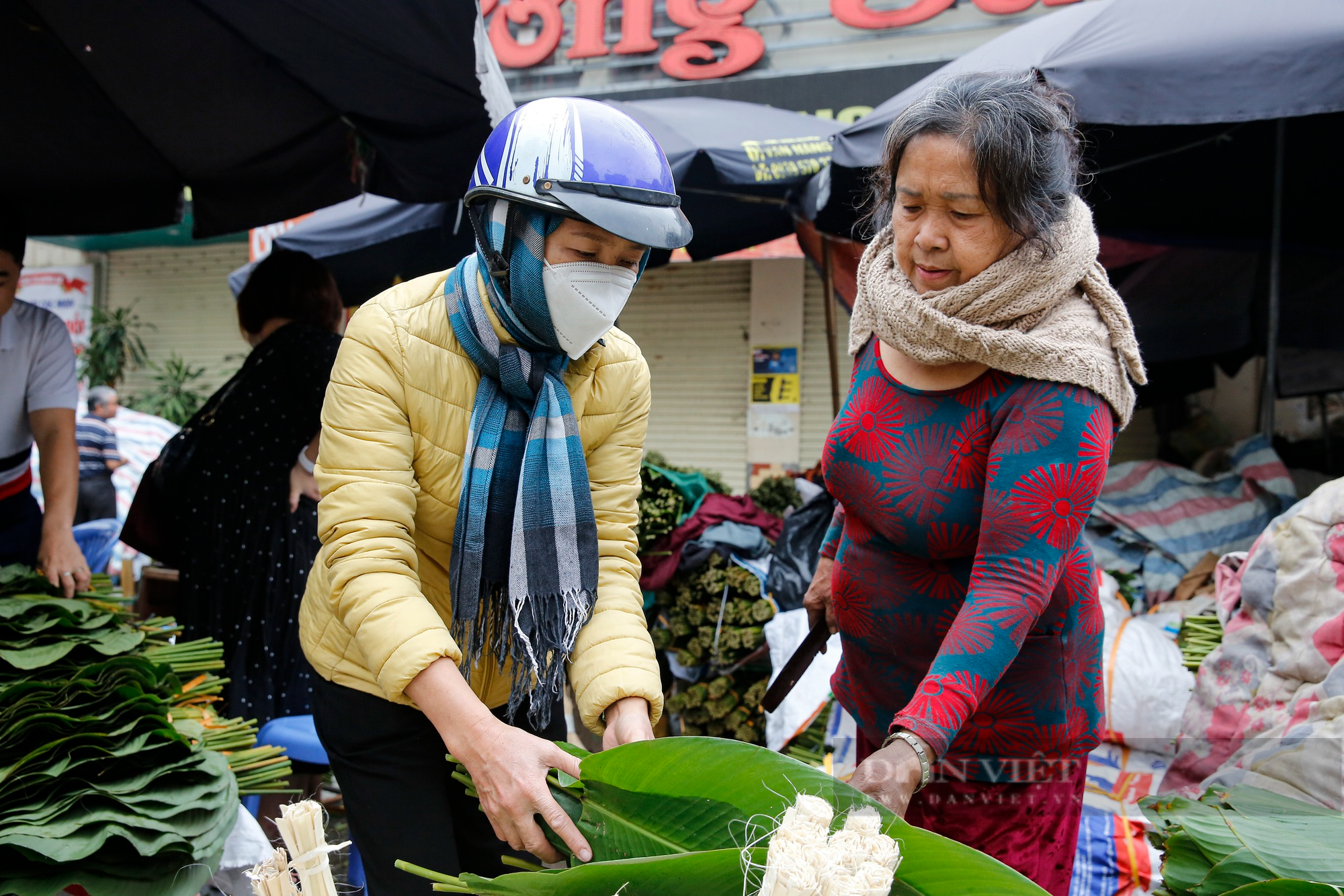 Chợ lá dong gói bánh chưng lâu đời nhất Hà Nội nhộn nhịp trước Tết  - Ảnh 3.