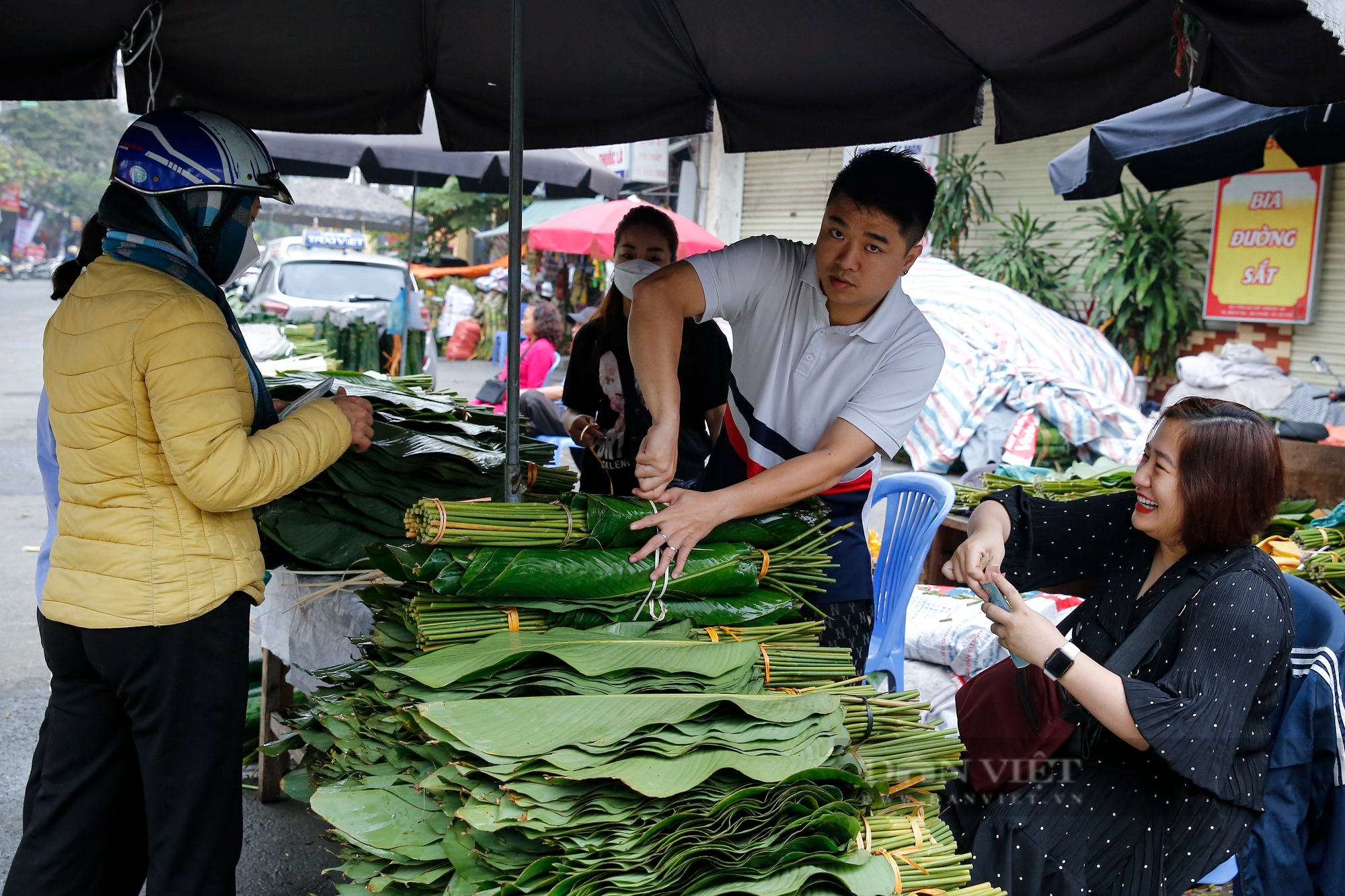 Chợ lá dong gói bánh chưng lâu đời nhất Hà Nội nhộn nhịp trước Tết  - Ảnh 6.