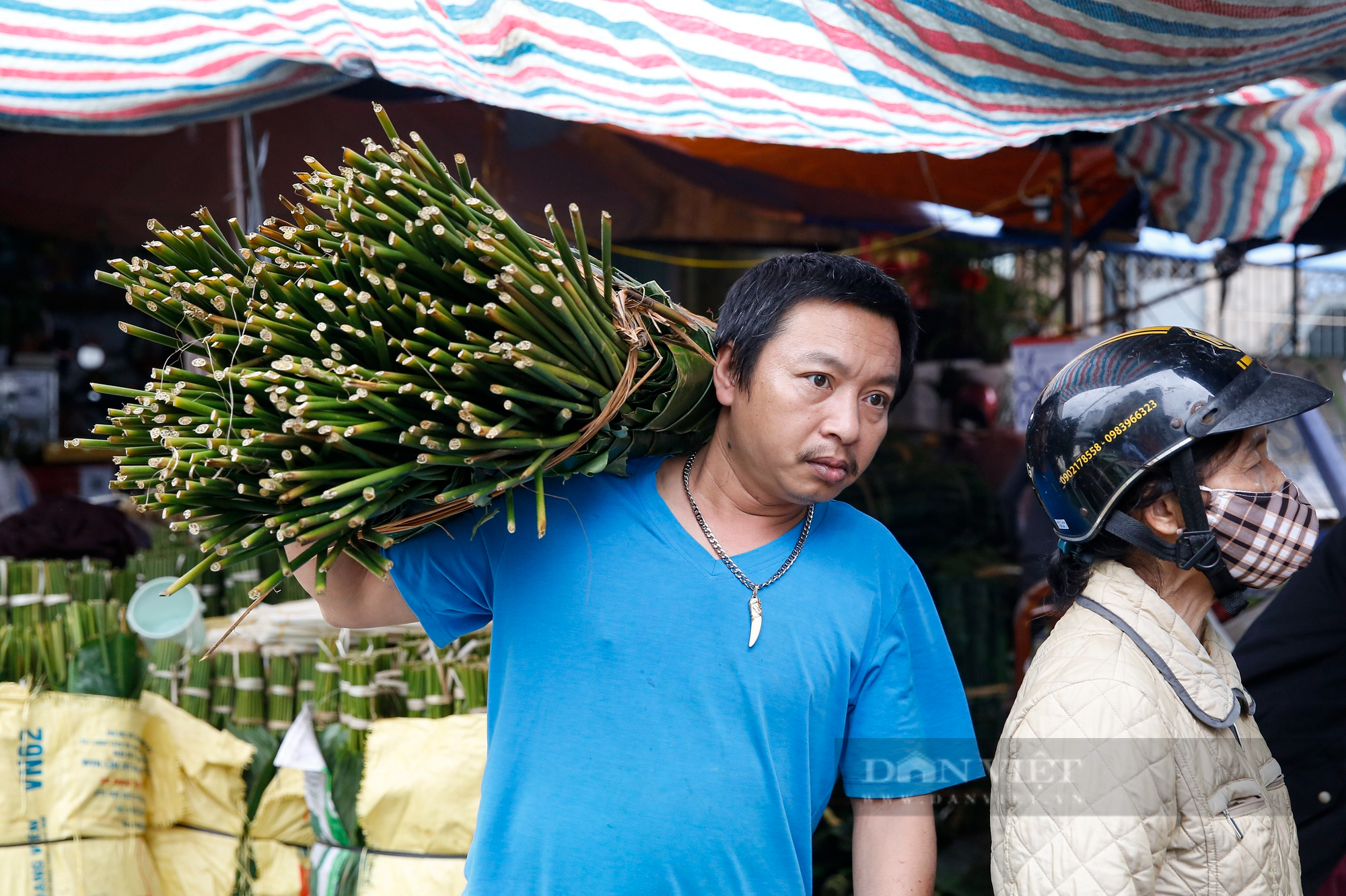 Chợ lá dong gói bánh chưng lâu đời nhất Hà Nội nhộn nhịp trước Tết  - Ảnh 10.