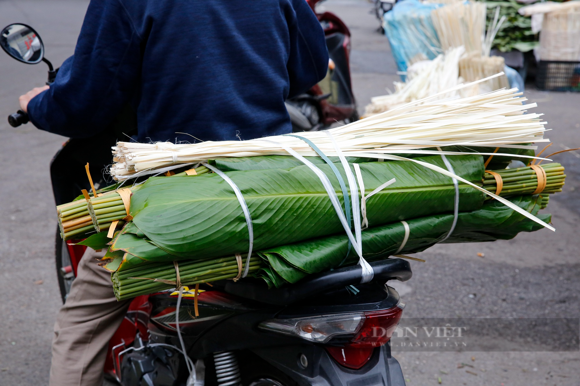 Chợ lá dong gói bánh chưng lâu đời nhất Hà Nội nhộn nhịp trước Tết  - Ảnh 11.