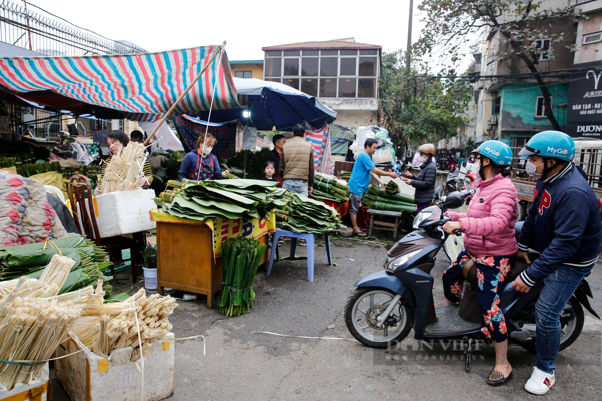 Chợ lá dong gói bánh chưng lâu đời nhất Hà Nội nhộn nhịp trước Tết  - Ảnh 12.
