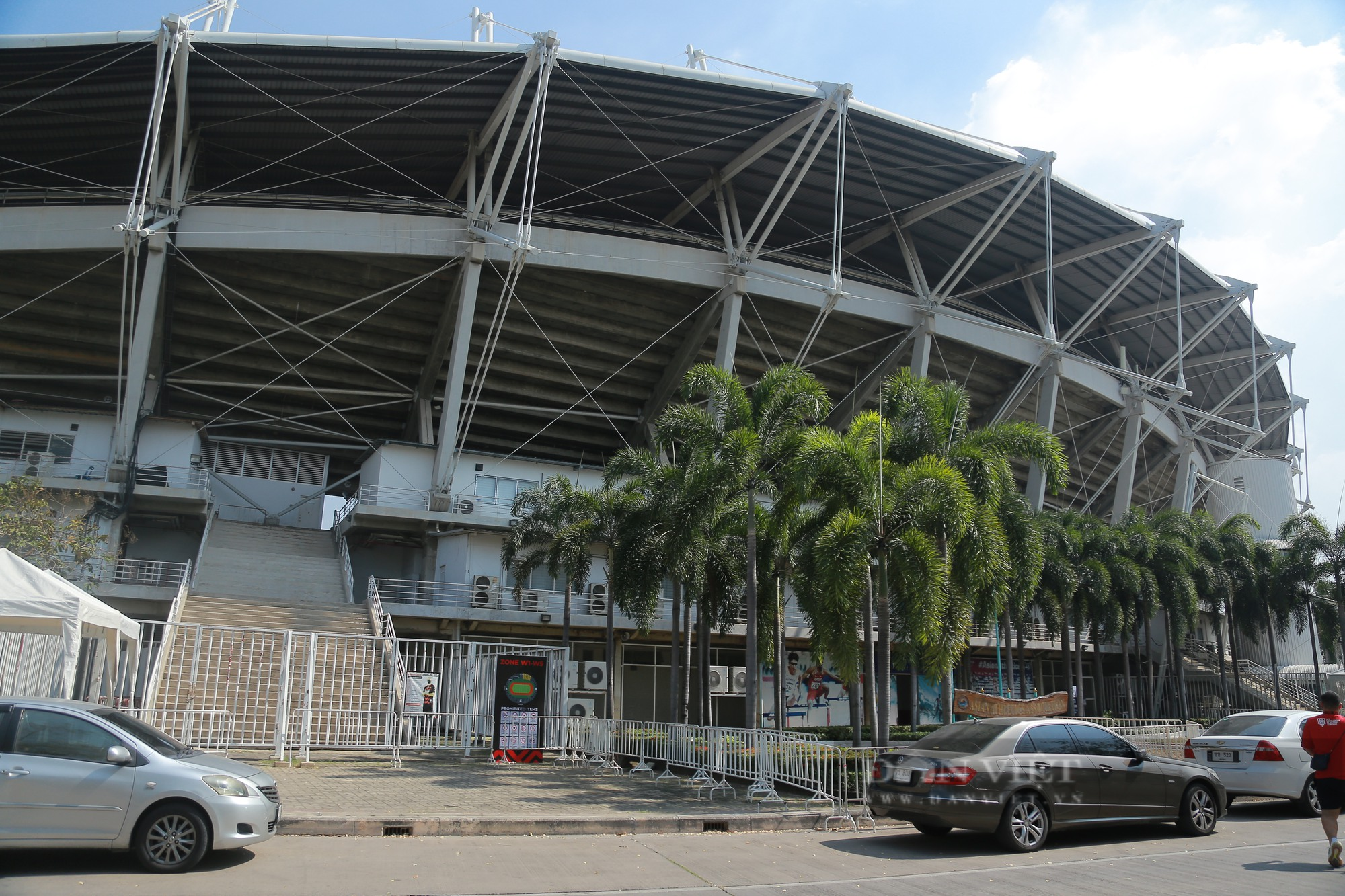 Mặt cỏ sân Thammasat đẹp cỡ nào trước trận chung kết? - Ảnh 1.