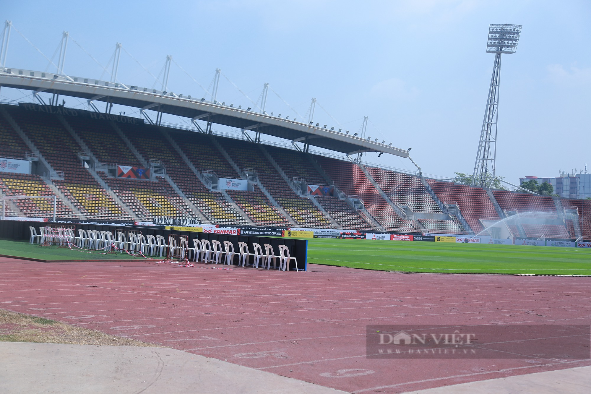 Mặt cỏ sân Thammasat đẹp cỡ nào trước trận chung kết? - Ảnh 5.