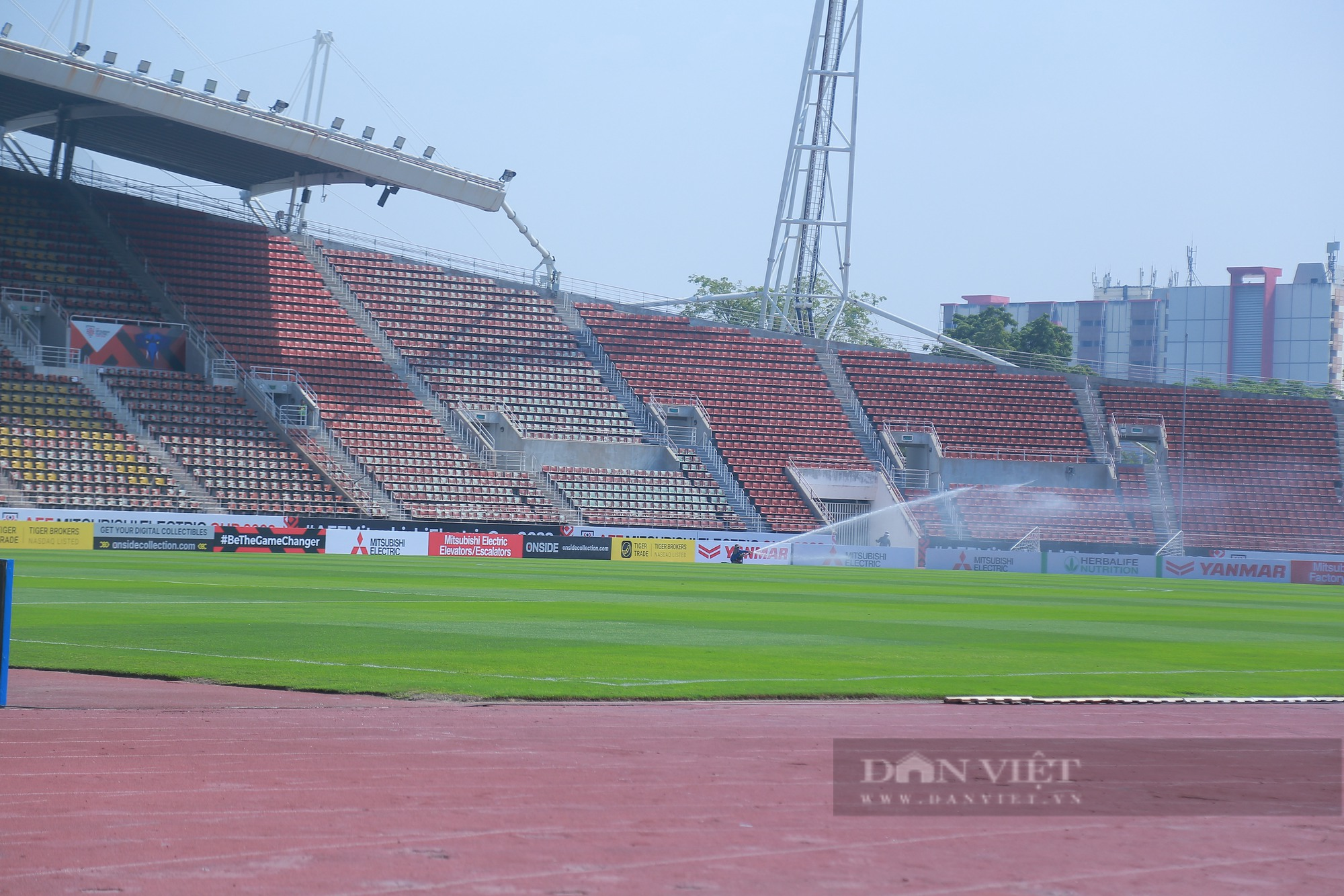 Mặt cỏ sân Thammasat đẹp cỡ nào trước trận chung kết? - Ảnh 9.