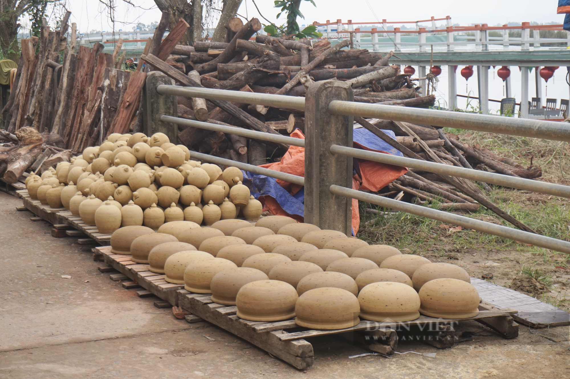 Vọc đất, nặn “đồ chơi chim cò”, người dân làng gốm 500 tuổi rộn ràng đón Tết - Ảnh 7.