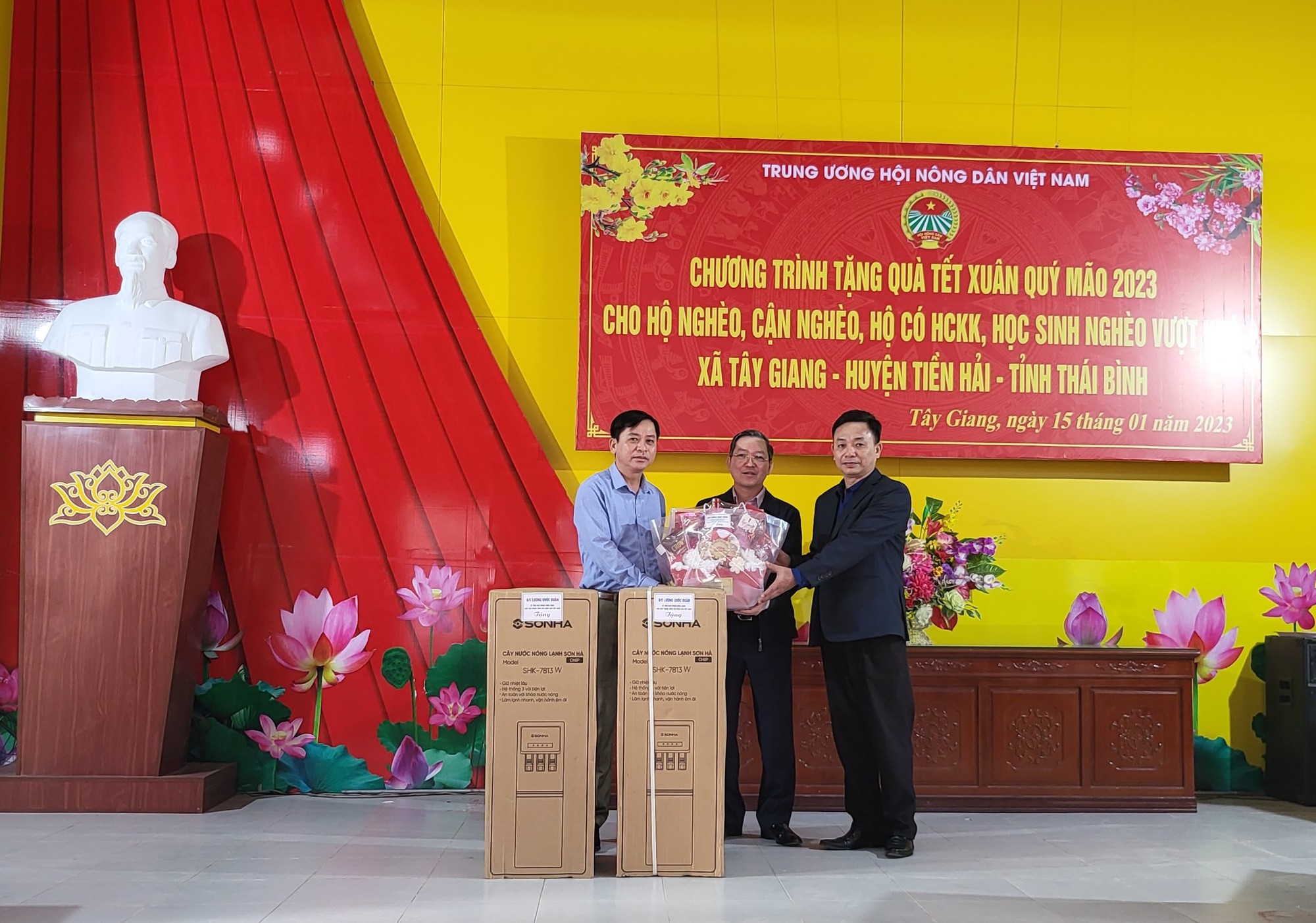 Chủ tịch Trung ương Hội Nông dân Việt Nam Lương Quốc Đoàn tặng quà Tết tại Tiền Hải, Thái Bình - Ảnh 3.