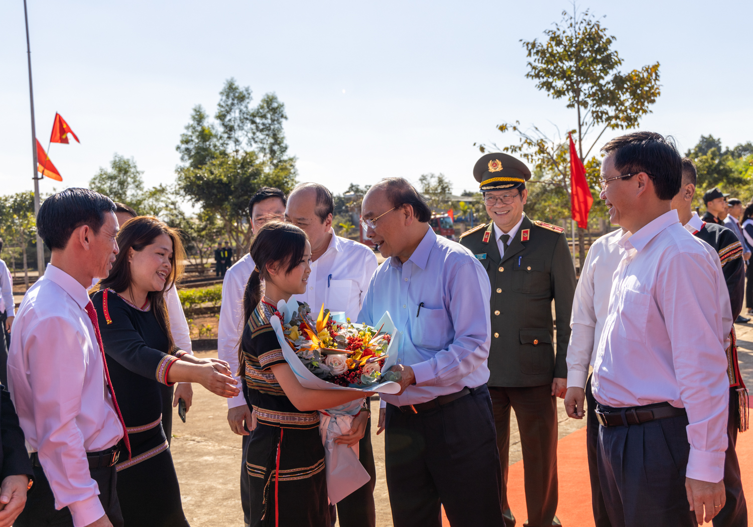 Chủ tịch nước thăm, tặng quà người có hoàn cảnh khó khăn tại Đắk Lắk - Ảnh 6.