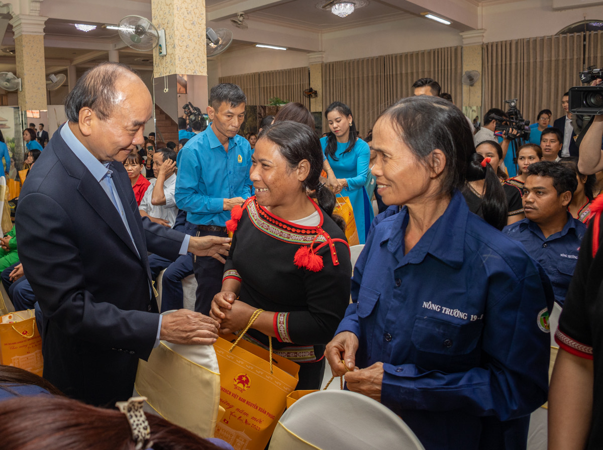 Chủ tịch nước thăm, chúc Tết cán bộ, chiến sĩ Bộ đội Biên phòng và công nhân tỉnh Đắk Lắk - Ảnh 5.