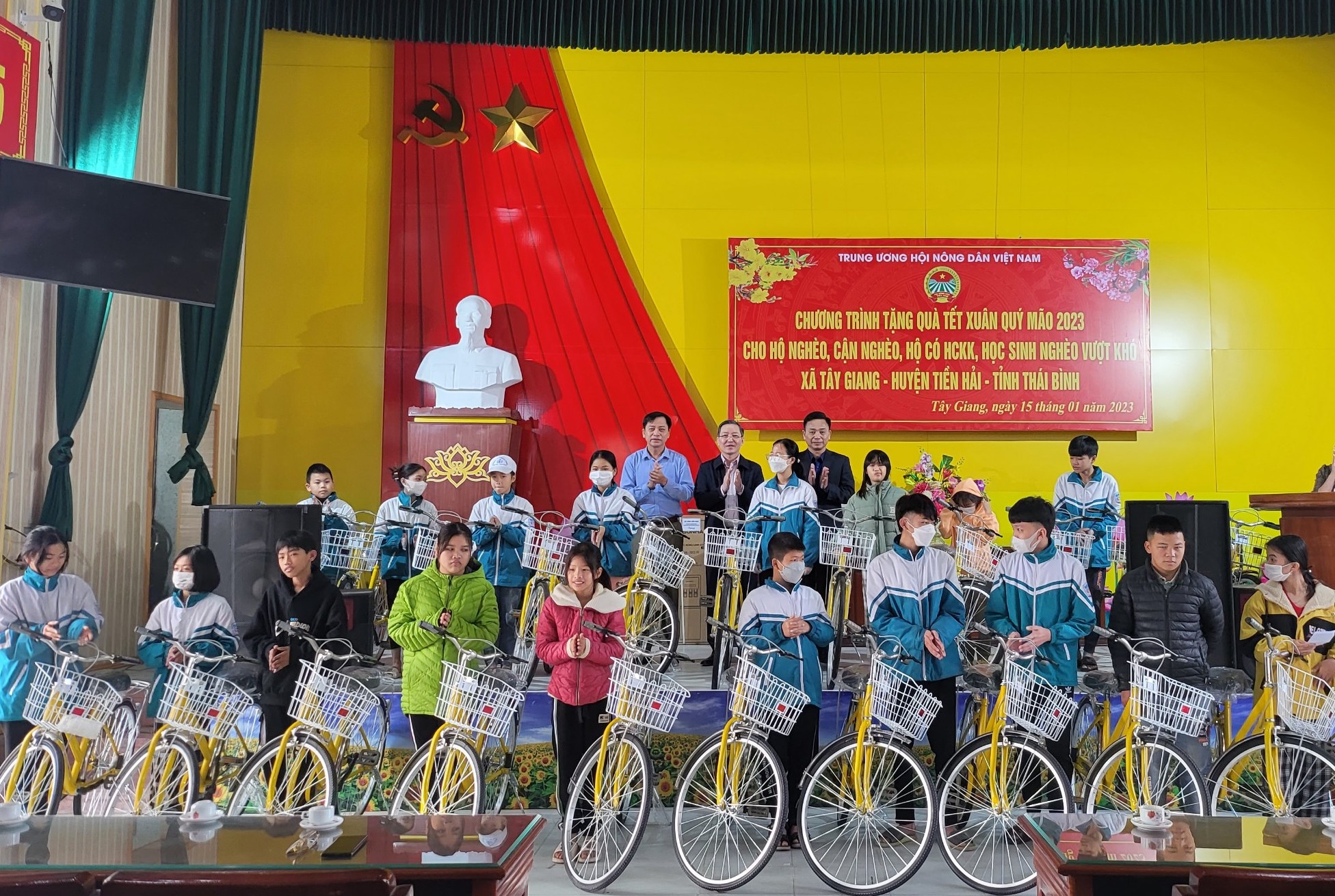 Chủ tịch Trung ương Hội Nông dân Việt Nam Lương Quốc Đoàn tặng quà Tết tại Tiền Hải, Thái Bình - Ảnh 1.