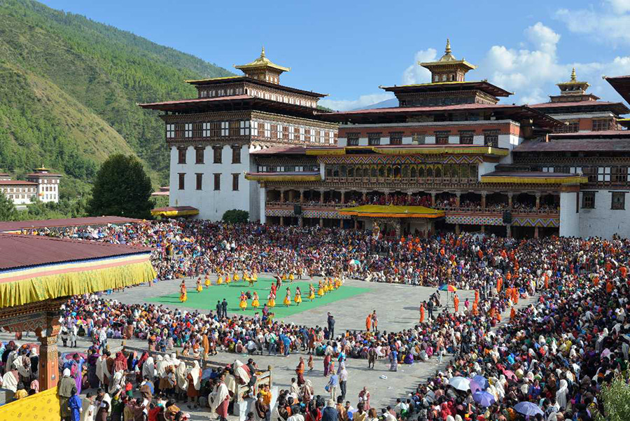 Du lịch Bhutan hút khách với vũ điệu khỏa thân mê hoặc ma quỷ và tôn vinh “của quý” đàn ông - Ảnh 3.