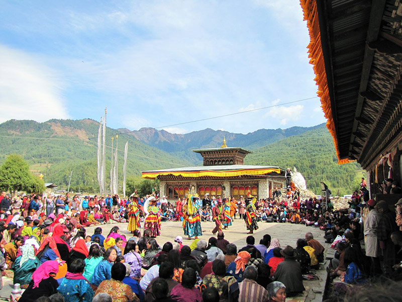 Du lịch Bhutan hút khách với vũ điệu khỏa thân mê hoặc ma quỷ và tôn vinh “của quý” đàn ông - Ảnh 4.