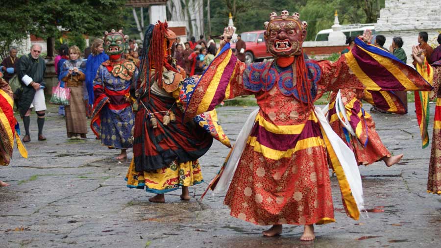 Du lịch Bhutan hút khách với vũ điệu khỏa thân mê hoặc ma quỷ và tôn vinh “của quý” đàn ông - Ảnh 6.