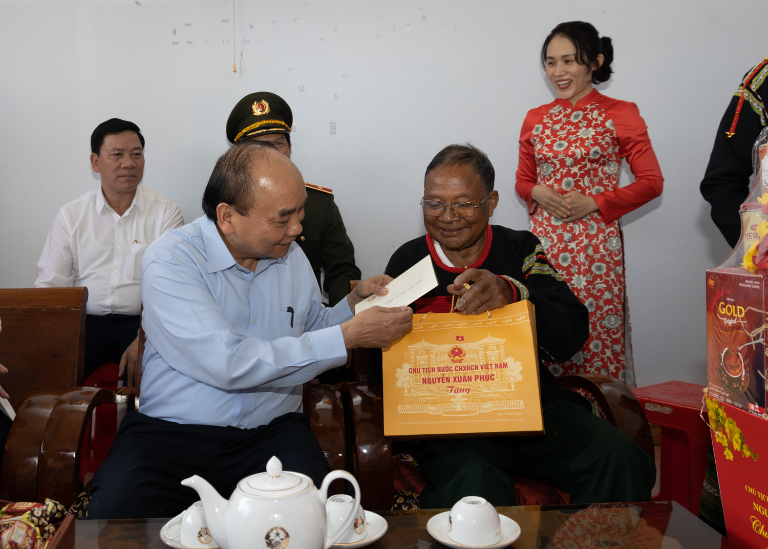 Chủ tịch nước thăm, tặng quà người có hoàn cảnh khó khăn tại Đắk Lắk - Ảnh 5.