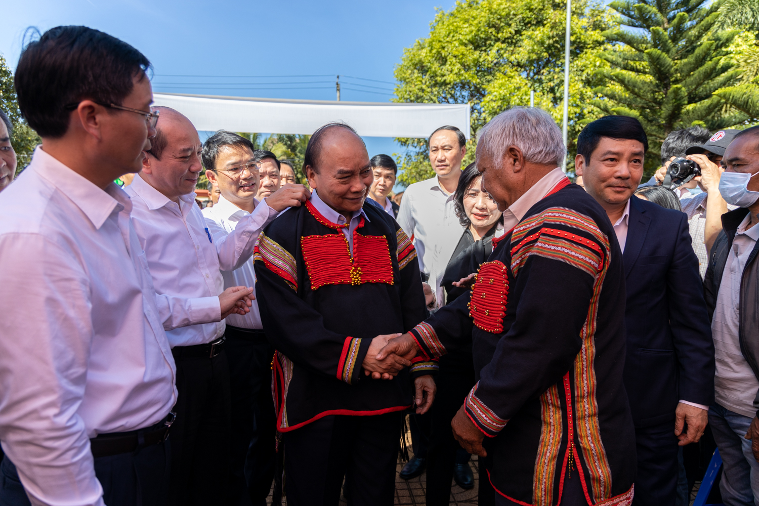 Chủ tịch nước thăm, tặng quà người có hoàn cảnh khó khăn tại Đắk Lắk - Ảnh 2.
