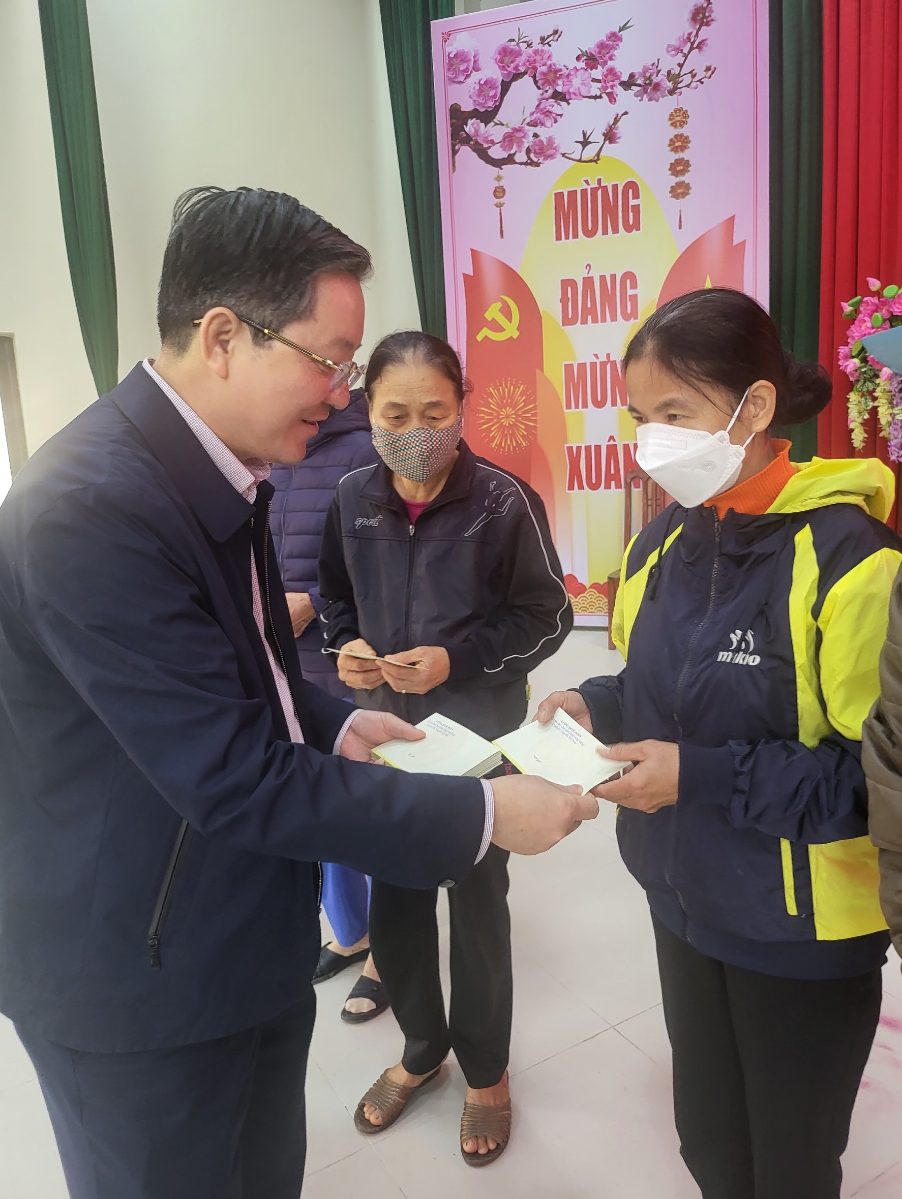 Chủ tịch Trung ương Hội Nông dân Việt Nam Lương Quốc Đoàn tặng quà Tết tại Tiền Hải, Thái Bình - Ảnh 2.