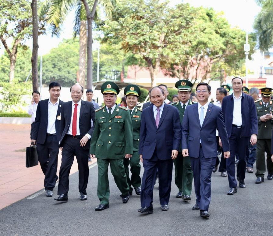 Chủ tịch nước thăm, chúc Tết cán bộ, chiến sĩ Bộ đội Biên phòng và công nhân tỉnh Đắk Lắk - Ảnh 1.