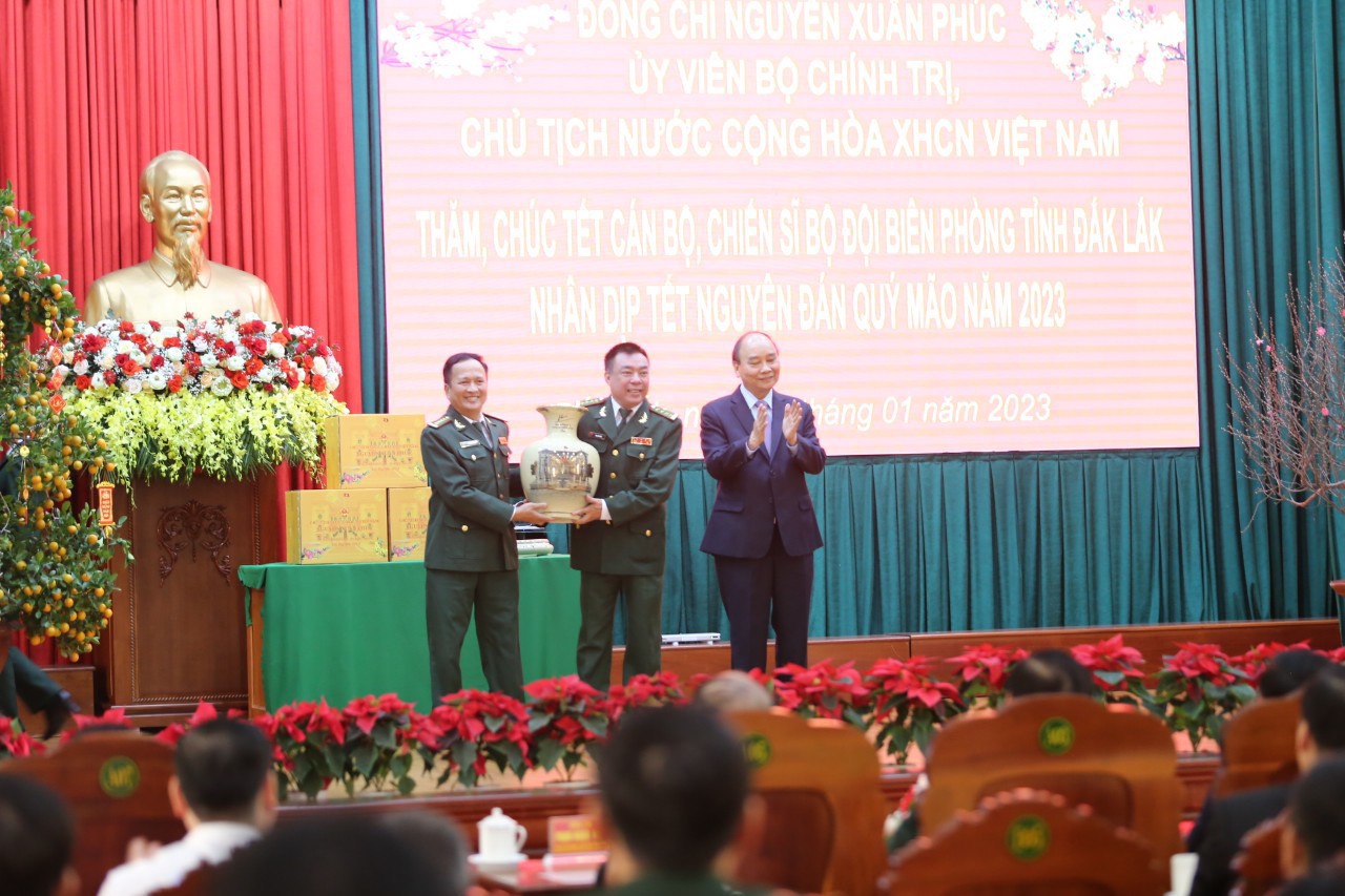Chủ tịch nước thăm, chúc Tết cán bộ, chiến sĩ Bộ đội Biên phòng và công nhân tỉnh Đắk Lắk - Ảnh 4.