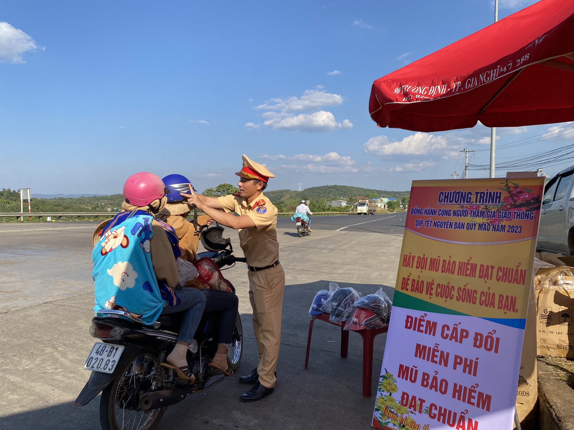 Lực lượng Cảnh sát giao thông Đắk Nông &quot;tiếp sức&quot; cho người dân trên đường về quê ăn tết - Ảnh 2.