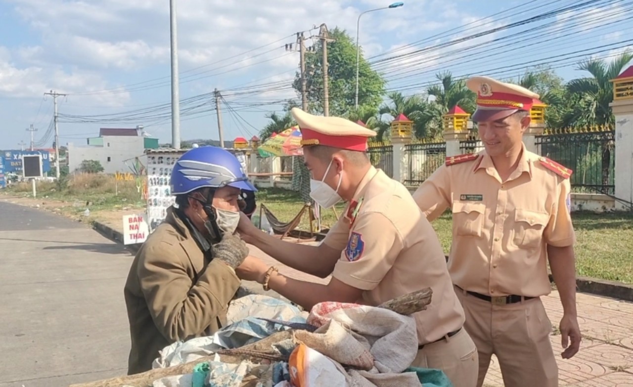 Lực lượng Cảnh sát giao thông Đắk Nông &quot;tiếp sức&quot; cho người dân trên đường về quê ăn tết - Ảnh 1.