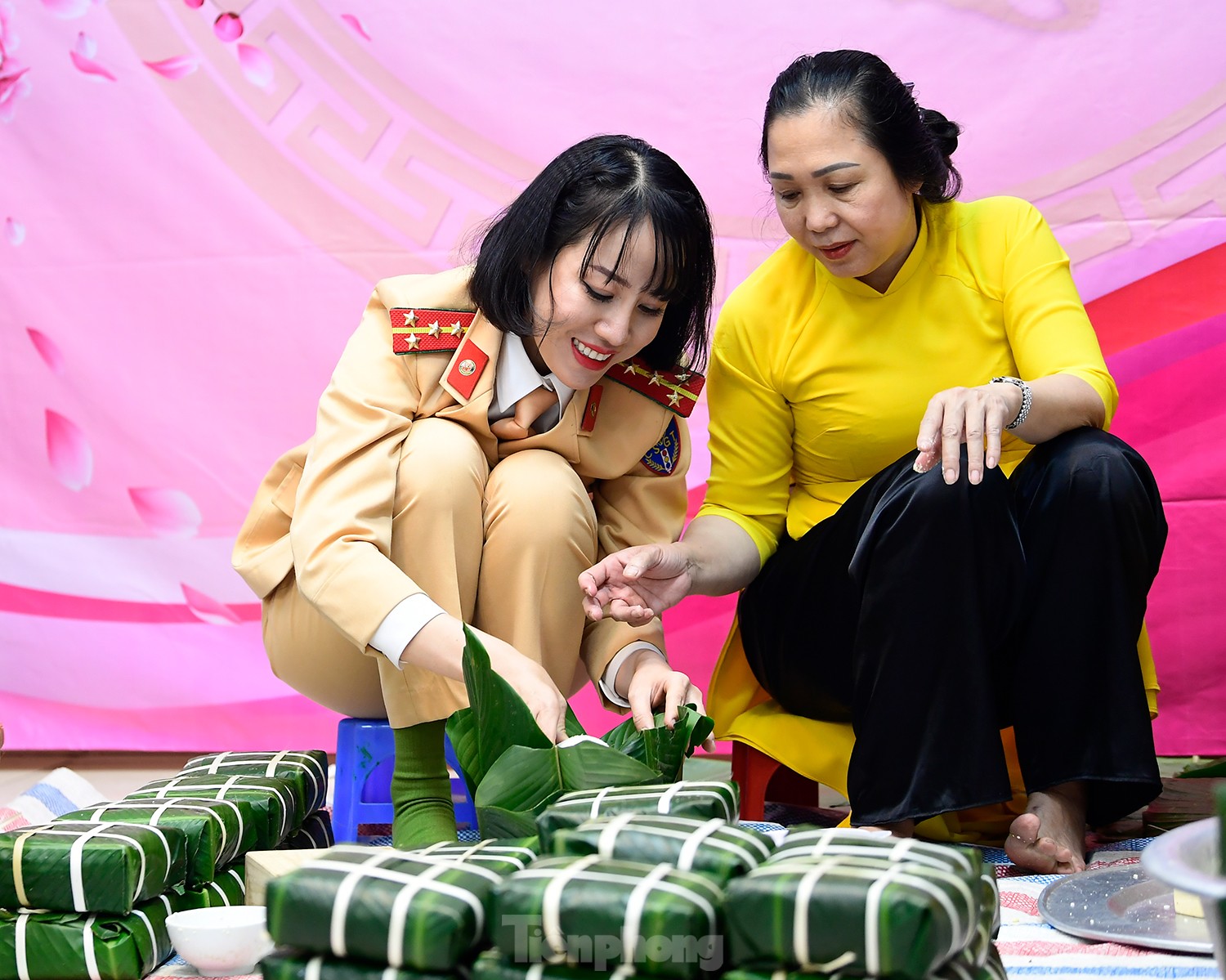 Nữ chiến sĩ CSGT Hà Nội gói bánh chưng tặng những người khó khăn - Ảnh 1.