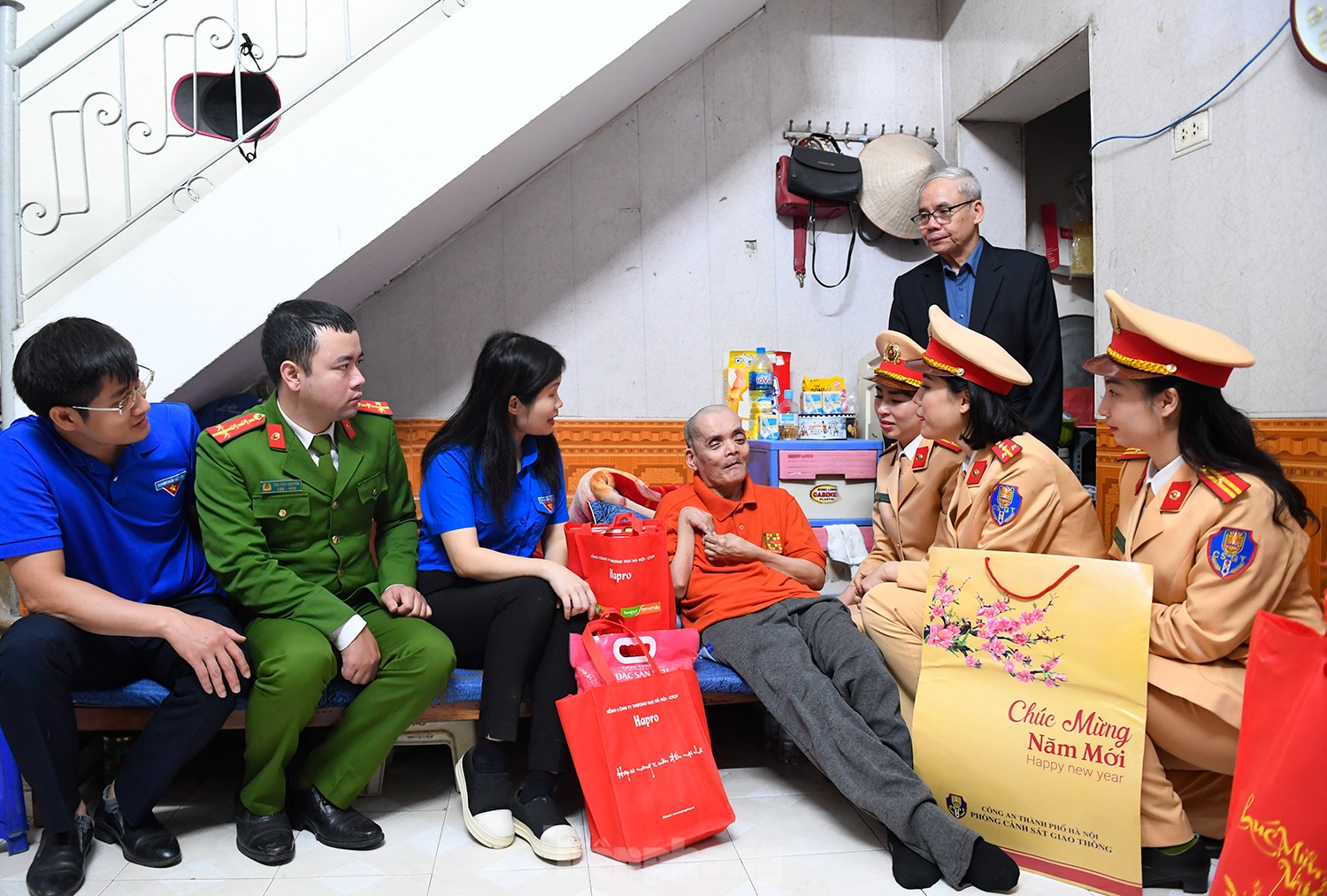 Nữ chiến sĩ CSGT Hà Nội gói bánh chưng tặng những người khó khăn - Ảnh 9.