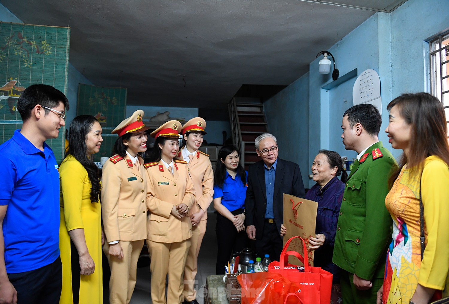 Nữ chiến sĩ CSGT Hà Nội gói bánh chưng tặng những người khó khăn - Ảnh 10.