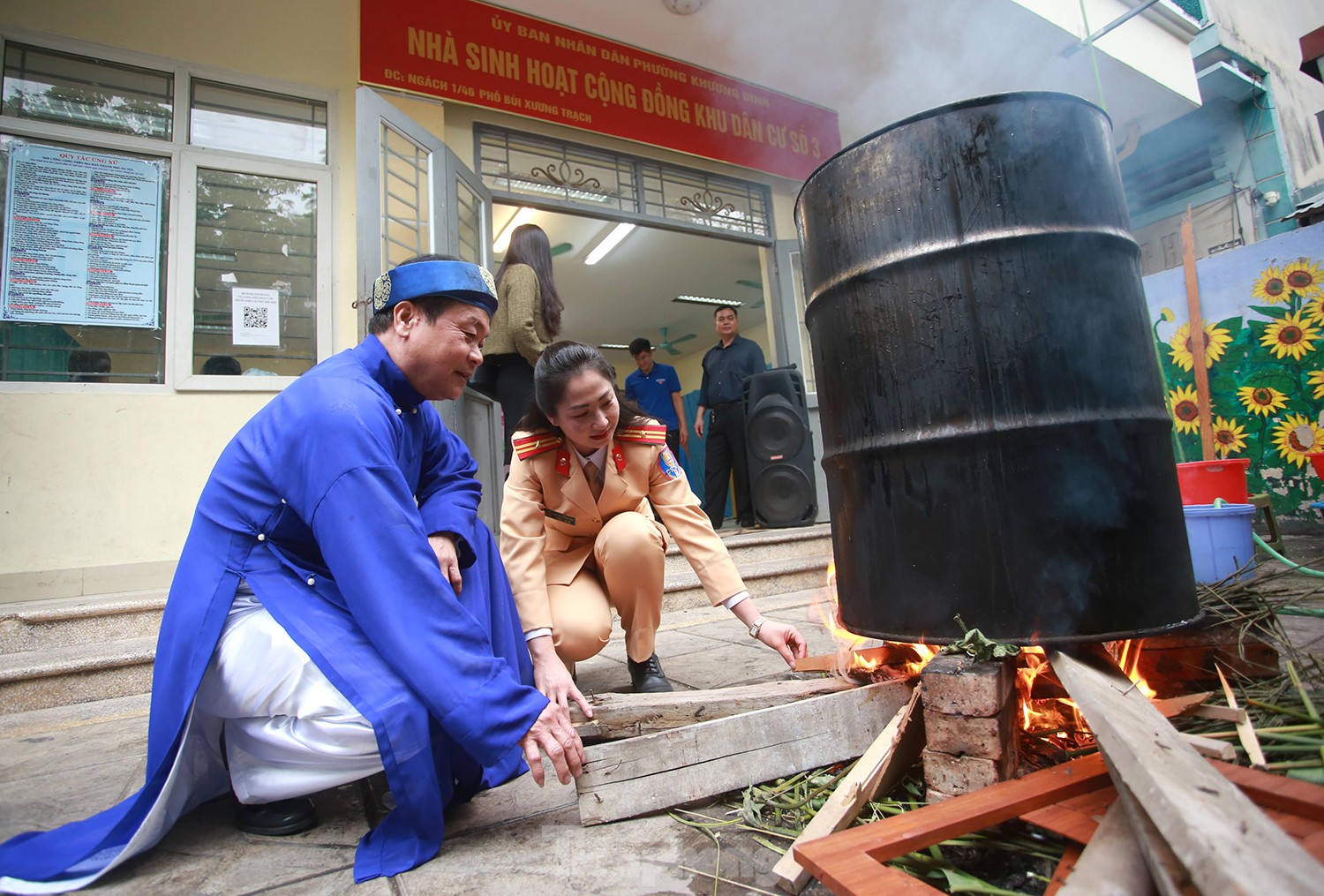 Nữ chiến sĩ CSGT Hà Nội gói bánh chưng tặng những người khó khăn - Ảnh 6.